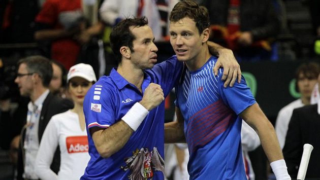 Radost Tomáše Berdycha (vpravo) a Radka Štěpánka po vítězství ve čtyřhře. Radost Tomáše Berdycha (vpravo) a Radka Štěpánka po vítězství ve čtyřhře.