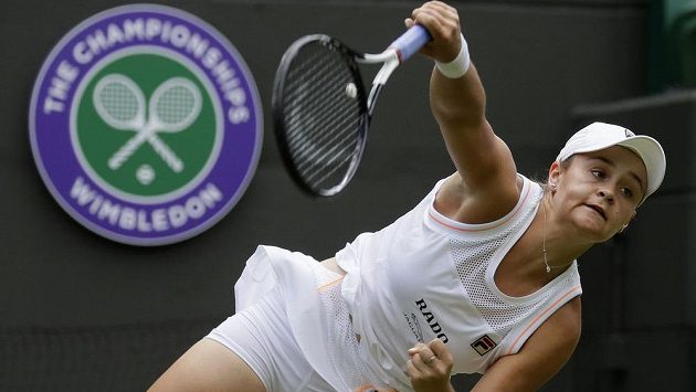 Světová tenisová jednička Ashleigh Bartyová vstoupila do Wimbledonu výhrou 6:4, 6:2 nad Čeng Saj-saj. Světová tenisová jednička Ashleigh Bartyová vstoupila do Wimbledonu výhrou 6:4, 6:2 nad Čeng Saj-saj.