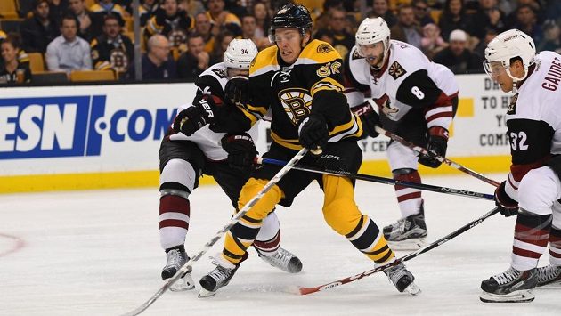 Útočník Bostonu David Pastrňák v obležení hráčů Arizony. Útočník Bostonu David Pastrňák v obležení hráčů Arizony.