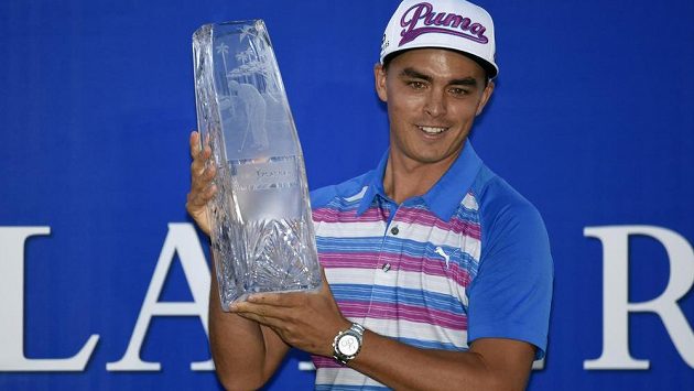 Rickie Fowler s vítěznou trofejí. Rickie Fowler s vítěznou trofejí.