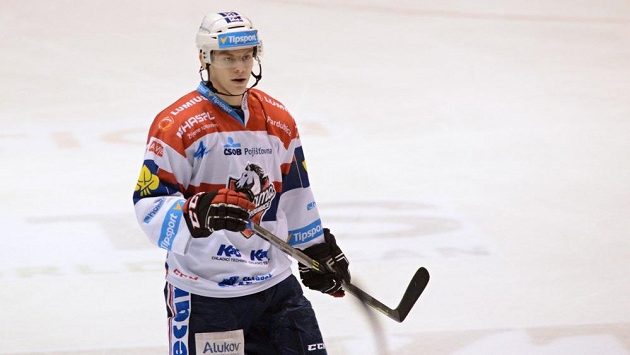 Patrik Poulíček nečekal, že ho zrovna rozhodčí pošle k ledu. Patrik Poulíček nečekal, že ho zrovna rozhodčí pošle k ledu.