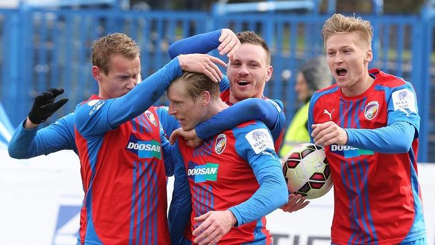 Radost plzeňských hráčů z druhého gólu v Ostravě, jehož autorem byl František Rajtoral (v popředí uprostřed). Radost plzeňských hráčů z druhého gólu v Ostravě, jehož autorem byl František Rajtoral (v popředí uprostřed).