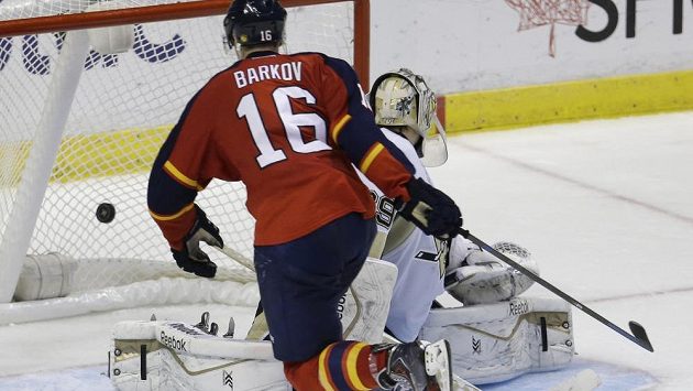 Centr Floridy Panthers Alexander Barkov (16) jednou rukou překonává brankáře Pittsburghu Marca-Andre Fleuryho. Centr Floridy Panthers Alexander Barkov (16) jednou rukou překonává brankáře Pittsburghu Marca-Andre Fleuryho.