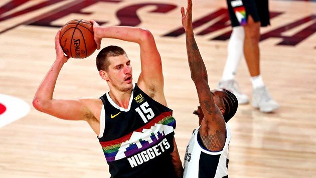 Srbský pivot Denveru Nikola Jokič bráněný Lou Williamsem z Los Angeles Clippers. Srbský pivot Denveru Nikola Jokič bráněný Lou Williamsem z Los Angeles Clippers.