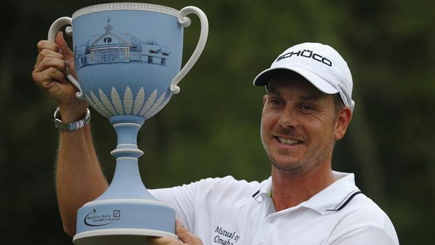 Švéd Henrik Stenson s pohárem pro vítěze. Švéd Henrik Stenson s pohárem pro vítěze.