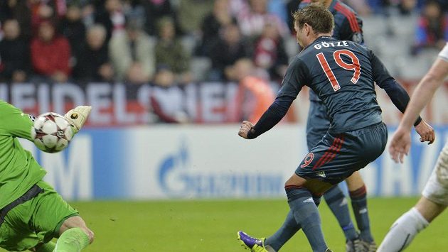 Mario Götze překonává plzeňského brankáře Matúše Kozáčika a střílí pátý gól Bayernu. Mario Götze překonává plzeňského brankáře Matúše Kozáčika a střílí pátý gól Bayernu.