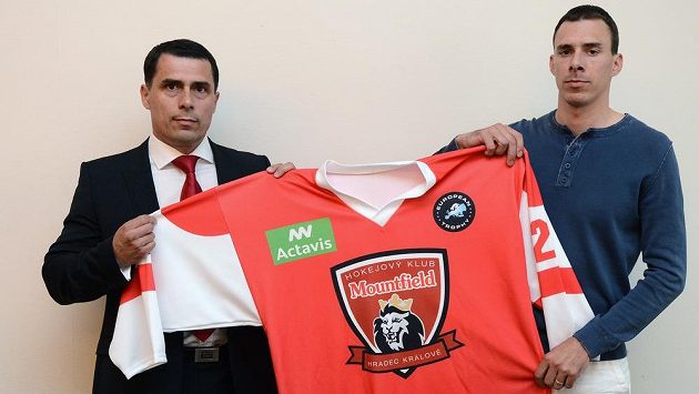 Generální manažer klubu Aleš Kmoníček (vlevo) a útočník Jiří Šimánek představili na tiskové konferenci v Praze dresy nového extraligového hokejového klubu z Hradce Králové. Generální manažer klubu Aleš Kmoníček (vlevo) a útočník Jiří Šimánek představili na tiskové konferenci v Praze dresy nového extraligového hokejového klubu z Hradce Králové.