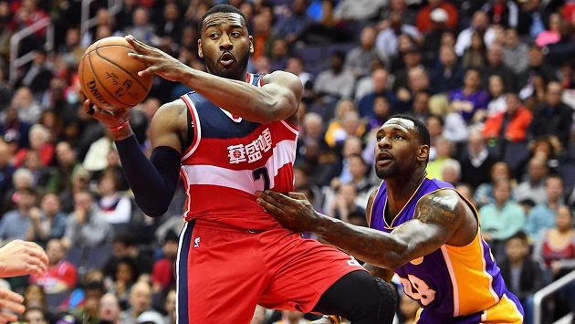 John Wall (vlevo) z Washingtonu v akci, brání ho Tarik Black z Los Angeles Lakers. John Wall (vlevo) z Washingtonu v akci, brání ho Tarik Black z Los Angeles Lakers.