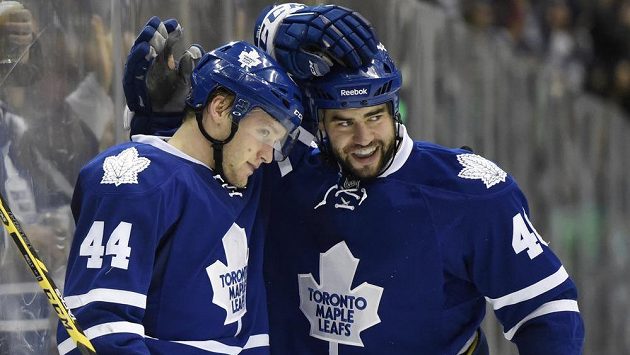 Morgan Rielly (vlevo) slaví svojí povedenou trefu proti Edmontonu se spoluhráčem Romanem Polákem. Morgan Rielly (vlevo) slaví svojí povedenou trefu proti Edmontonu se spoluhráčem Romanem Polákem.