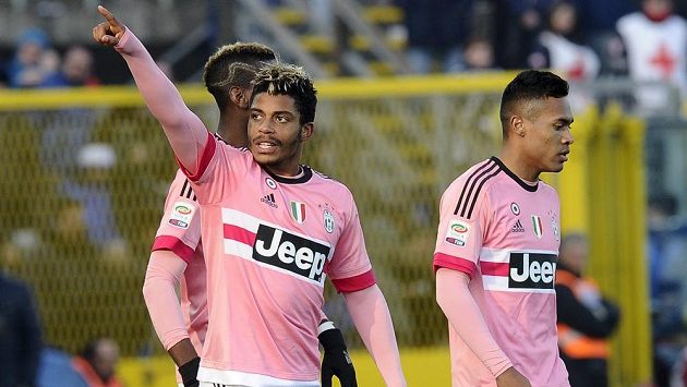 Fotbalisté Juventusu Mario Lemina (uprostřed), Paul Lamine Pogba (vlevo) a Alex Sandro oslavují gól proti Bergamu. Fotbalisté Juventusu Mario Lemina (uprostřed), Paul Lamine Pogba (vlevo) a Alex Sandro oslavují gól proti Bergamu.