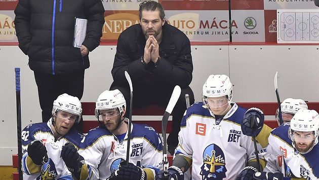Zraněný útočník Jaromír Jágr na střídačce Kladna během utkání baráže o hokejovou extraligu. Zraněný útočník Jaromír Jágr na střídačce Kladna během utkání baráže o hokejovou extraligu.