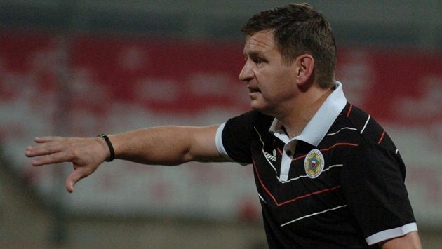 Trenér Miroslav Soukup během zápasu bahrajnské reprezentace. Trenér Miroslav Soukup během zápasu bahrajnské reprezentace.