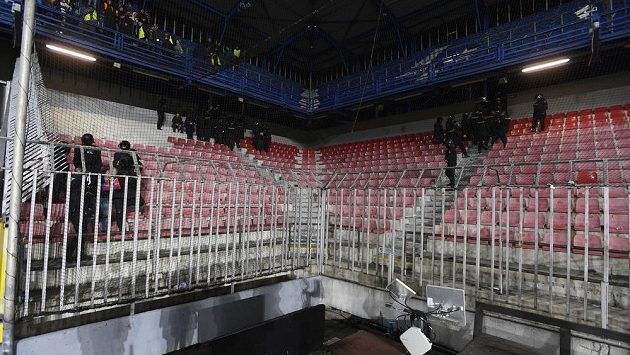Zápas na Spartě s Plzní byl v 82. minutě přerušen a policie vyklidila sektor hostujících fanoušků, odkud se ozývala pyrotechnika. Zápas na Spartě s Plzní byl v 82. minutě přerušen a policie vyklidila sektor hostujících fanoušků, odkud se ozývala pyrotechnika.