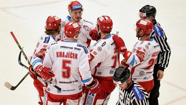 Třinečtí hokejisté se radují z první branky proti Olomouci, uprostřed střelec Bohumil Jank (70). Třinečtí hokejisté se radují z první branky proti Olomouci, uprostřed střelec Bohumil Jank (70).
