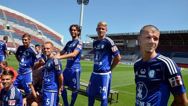 Fotbalisté Olomouce na Andrově stadiónu při fotografování před zahájením prvoligové sezóny. Na snímku vpravo opravdová čerstvá posila Juraj Halenár ze Slovenska. Fotbalisté Olomouce na Andrově stadiónu při fotografování před zahájením prvoligové sezóny. Na snímku vpravo opravdová čerstvá posila Juraj Halenár ze Slovenska.