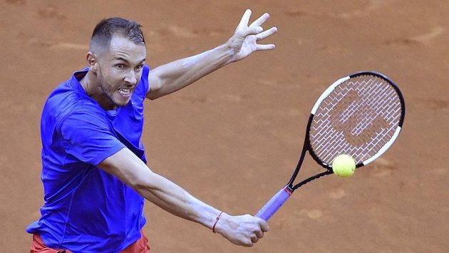Český tenista Lukáš Rosol v daviscupovém utkání v Bratislavě. Český tenista Lukáš Rosol v daviscupovém utkání v Bratislavě.