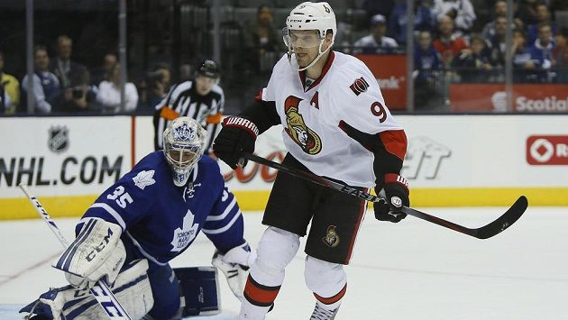 Útočník Ottawy Milan Michálek právě překonal v samostatných nájezdech brankáře Toronta Christopphera Gibsona. Útočník Ottawy Milan Michálek právě překonal v samostatných nájezdech brankáře Toronta Christopphera Gibsona.