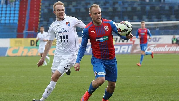 Plzeňský fotbalista Daniel Kolář před Vojtěchem Štěpánem z Baníku v utkání 22. kola Synot ligy. Plzeňský fotbalista Daniel Kolář před Vojtěchem Štěpánem z Baníku v utkání 22. kola Synot ligy.