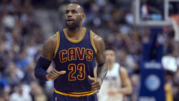 Basketbalista Clevelandu Cavaliers LeBron James během utkání s Dallasem. Basketbalista Clevelandu Cavaliers LeBron James během utkání s Dallasem.