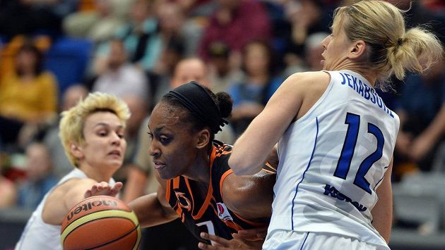 Sandrine Grudaová z Jekatěrinburgu (vlevo) se snaží přejít přes Anete Jekabsoneovou z Kursku. Sandrine Grudaová z Jekatěrinburgu (vlevo) se snaží přejít přes Anete Jekabsoneovou z Kursku.