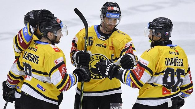 Litvínovská hokejová radost. Zleva slaví Uvis Janis Balinskis, Viktor Hübl a Richard Jarůšek. Litvínovská hokejová radost. Zleva slaví Uvis Janis Balinskis, Viktor Hübl a Richard Jarůšek.