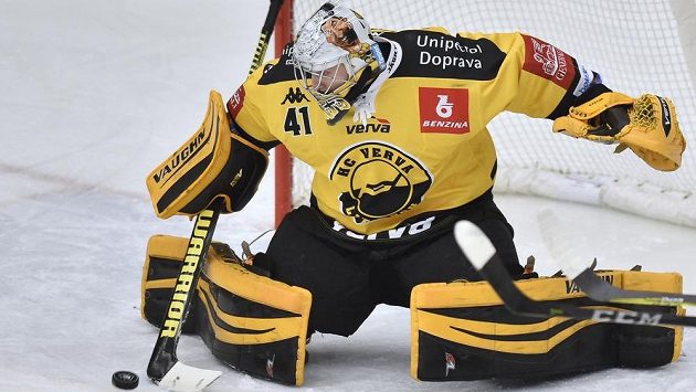 Brankář Litvínova Pavel Kantor zasahuje v utkání s Mladou Boleslaví ve 34. kole ELH. Brankář Litvínova Pavel Kantor zasahuje v utkání s Mladou Boleslaví ve 34. kole ELH.