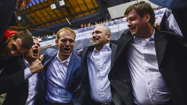 Zprava asistent Otakar Janecký, trenér Miloš Holaň a předseda představenstva Dušan Salfický slaví záchranu v extralize. Zprava asistent Otakar Janecký, trenér Miloš Holaň a předseda představenstva Dušan Salfický slaví záchranu v extralize.