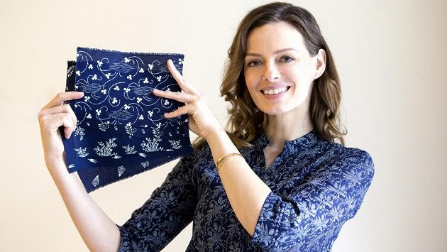 Návrhářka a ilustrátorka Zuzana Osako představuje vzory modrotisku, které se objeví na kolekci českých olympioniků. Návrhářka a ilustrátorka Zuzana Osako představuje vzory modrotisku, které se objeví na kolekci českých olympioniků.