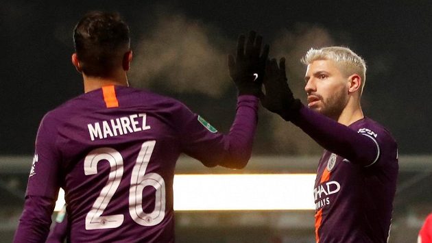 Argentinský fotbalový útočník Sergio Agüero (vpravo) rozhodl o výhře Manchesteru City v odvetném semifinále anglického Ligového poháru na hřišti Burtonu. Argentinský fotbalový útočník Sergio Agüero (vpravo) rozhodl o výhře Manchesteru City v odvetném semifinále anglického Ligového poháru na hřišti Burtonu.