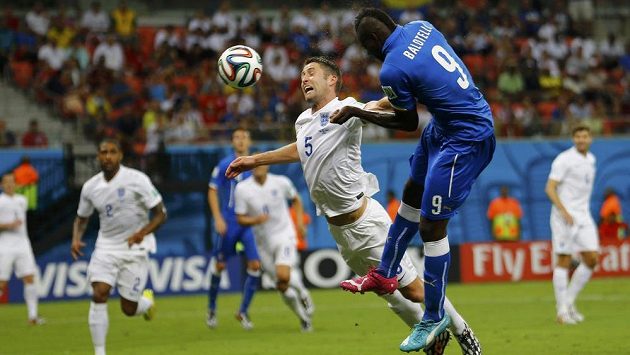 Italský forvard Mario Balotelli (vpravo) hlavičkuje míč do branky Anglie, Gary Cahill jej ubránit nedokázal. Italský forvard Mario Balotelli (vpravo) hlavičkuje míč do branky Anglie, Gary Cahill jej ubránit nedokázal.