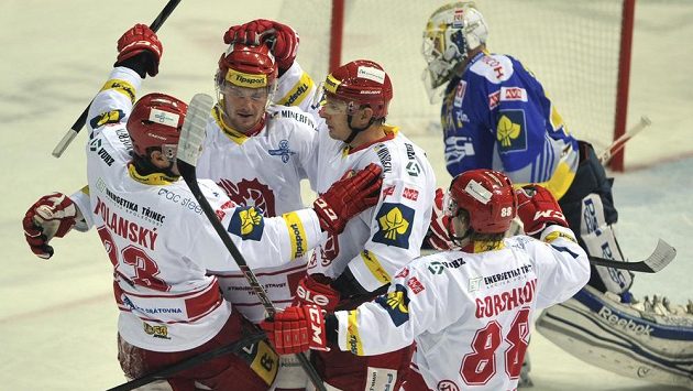 Třinečtí hokejisté (zleva Jiří Polanský, Martin Adamský, Lukáš Zíb s Alexandr Gorškov) se radují z prvního gólu v utkání proti Zlínu. V pozadí brankář hostů Tomáš Štůrala. Třinečtí hokejisté (zleva Jiří Polanský, Martin Adamský, Lukáš Zíb s Alexandr Gorškov) se radují z prvního gólu v utkání proti Zlínu. V pozadí brankář hostů Tomáš Štůrala.
