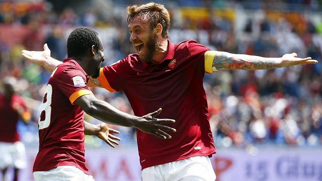 Seydou Doumbia (vlevo) oslavuje svůj gól proti FC Janov se spoluhráčem z AS Řím Danielem De Rossim. Seydou Doumbia (vlevo) oslavuje svůj gól proti FC Janov se spoluhráčem z AS Řím Danielem De Rossim.
