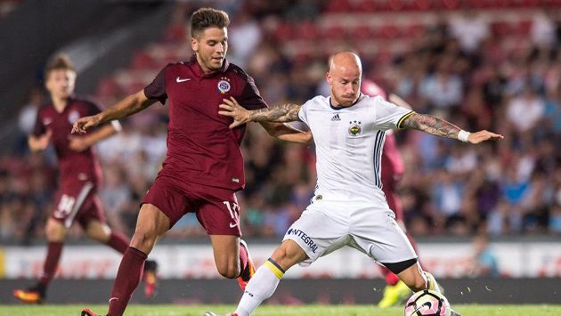Záložník Sparty Praha Aleš Čermák (vlevo) brání Slováka Miroslava Stocha z Fenerbahce Istanbul. Záložník Sparty Praha Aleš Čermák (vlevo) brání Slováka Miroslava Stocha z Fenerbahce Istanbul.