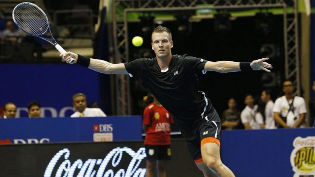 Český tenista Tomáš Berdych na tenisové exhibici v Singapuru. Český tenista Tomáš Berdych na tenisové exhibici v Singapuru.
