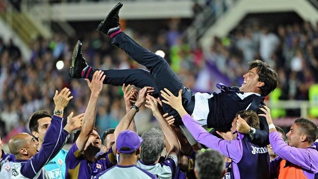 Podobné radostné chvíle už Vincenzo Montella s hráči Fiorentiny neprožije. Podobné radostné chvíle už Vincenzo Montella s hráči Fiorentiny neprožije.