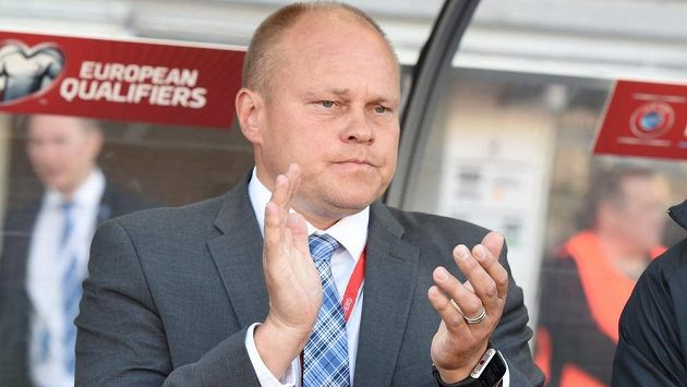 Kouč Finska Mixu Paatelainen tleská během kvalifikačního zápasu s Maďarskem. Po čtvrté porážce v řadě trenér u týmu skončil. Kouč Finska Mixu Paatelainen tleská během kvalifikačního zápasu s Maďarskem. Po čtvrté porážce v řadě trenér u týmu skončil.