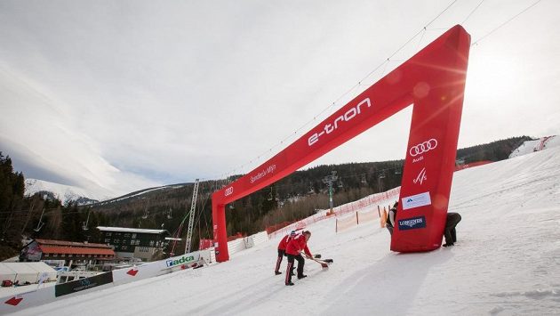 Ve Špindlerově Mlýně ve čtvrtek finišovaly přípravy tratě pro závody Světového poháru. Ve Špindlerově Mlýně ve čtvrtek finišovaly přípravy tratě pro závody Světového poháru.