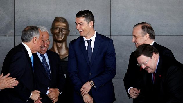 Cristiano Ronaldo ve Funchalu na Madeiře při ceremoniálu, během kterého po něm bylo pojmenováno tamní letiště. Cristiano Ronaldo ve Funchalu na Madeiře při ceremoniálu, během kterého po něm bylo pojmenováno tamní letiště.