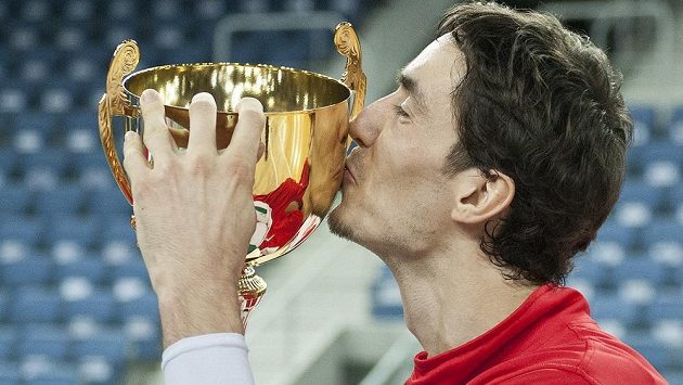 Jiří Welsch z Nymburka se raduje s pohárem pro vítěze. Jiří Welsch z Nymburka se raduje s pohárem pro vítěze.
