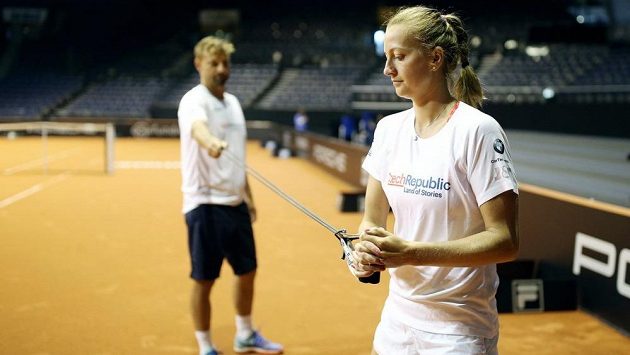Česká tenistka Petra Kvitová při přípravě na fedcupový duel v Německu s trenérem Jiřím Vaňkem. Česká tenistka Petra Kvitová při přípravě na fedcupový duel v Německu s trenérem Jiřím Vaňkem.