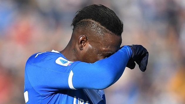 Mario Balotelli z Brescie při utkání s Laziem. Mario Balotelli z Brescie při utkání s Laziem.