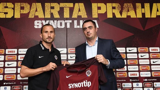 Nová posila Sparty záložník Petr Jiráček (vlevo) a generální ředitel klubu Adam Kotalík. Nová posila Sparty záložník Petr Jiráček (vlevo) a generální ředitel klubu Adam Kotalík.