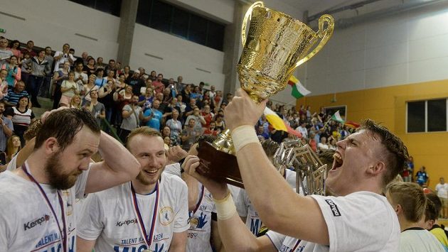 Házenkáři Plzně se radují ze zisku mistrovského titulu. Házenkáři Plzně se radují ze zisku mistrovského titulu.