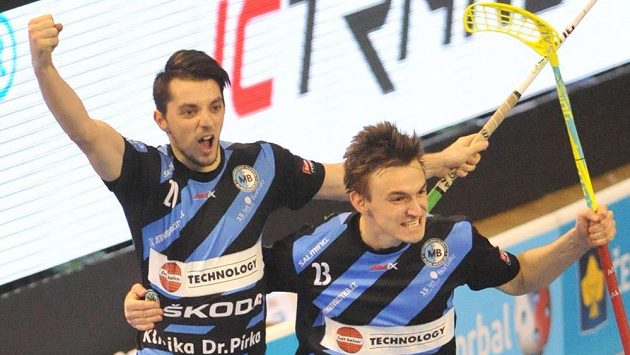 Florbalisté Mladé Boleslavi (zleva) Martin Rožnovják a Tomáš Kadlec se radují ze vstřelené branky. Florbalisté Mladé Boleslavi (zleva) Martin Rožnovják a Tomáš Kadlec se radují ze vstřelené branky.