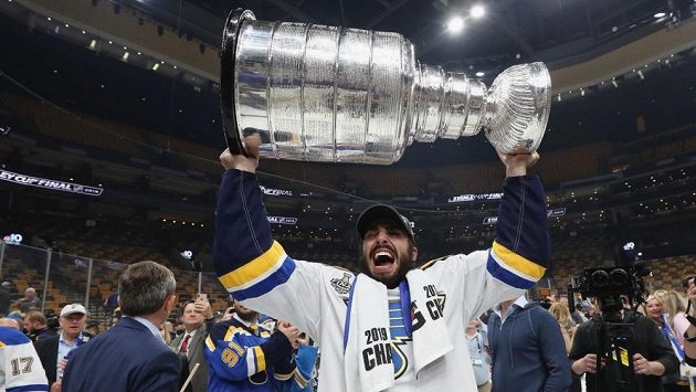 Útočník St. Louis Robby Fabbri se na ledě raduje se Stanleyovým pohárem. Útočník St. Louis Robby Fabbri se na ledě raduje se Stanleyovým pohárem.