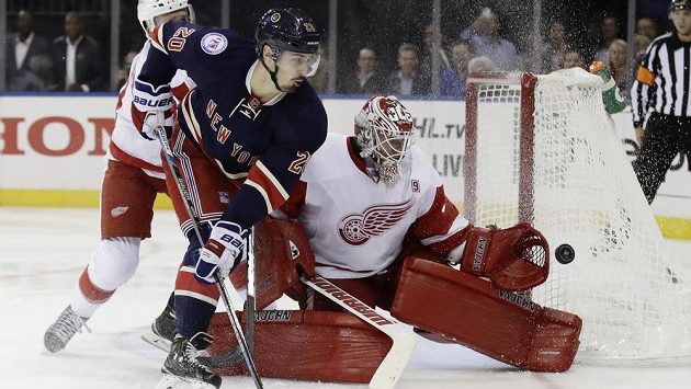 Brankář Detroitu Jimmy Howard kryje v utkání proti týmu New York Rangers šanci Chrise Kreidera. Brankář Detroitu Jimmy Howard kryje v utkání proti týmu New York Rangers šanci Chrise Kreidera.