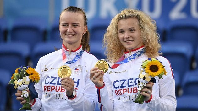 České tenistky Barbora Krejčíková (vlevo) a Kateřina Siniaková se zlatými medailemi. České tenistky Barbora Krejčíková (vlevo) a Kateřina Siniaková se zlatými medailemi.