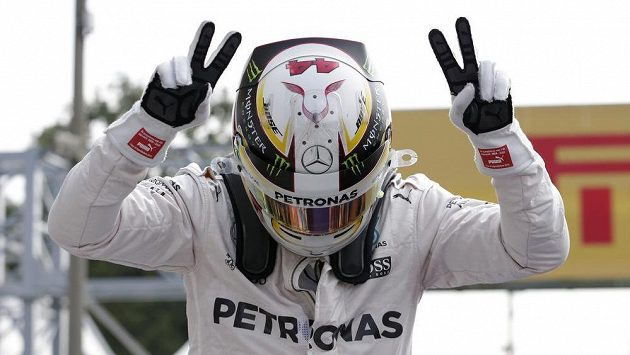 Lewis Hamilton oslavuje triumf v kvalifikaci na GP Itálie v Monze. Lewis Hamilton oslavuje triumf v kvalifikaci na GP Itálie v Monze.