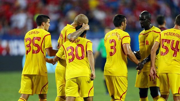 Fotbalisté Liverpoolu se radují z branky. Fotbalisté Liverpoolu se radují z branky.