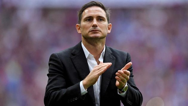 Kouč Frank Lampard dostal od druholigového klubu Derby svolení jednat s Chelsea o možném převzetí trenérské pozice. Kouč Frank Lampard dostal od druholigového klubu Derby svolení jednat s Chelsea o možném převzetí trenérské pozice.